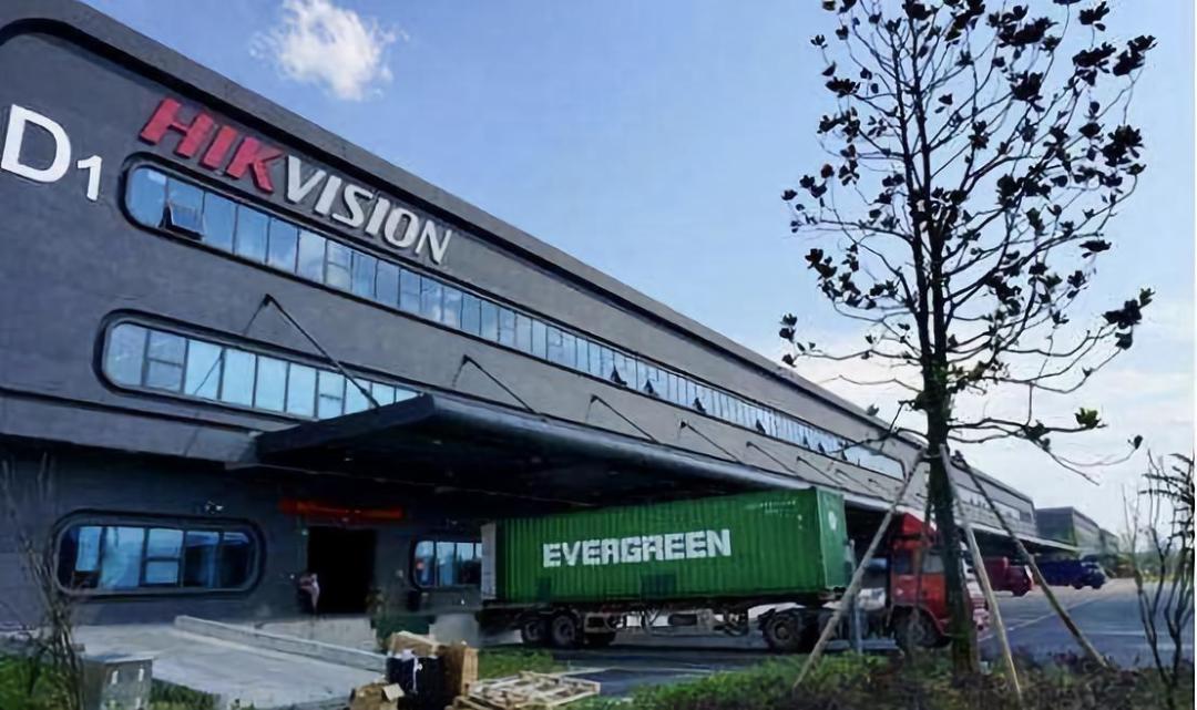 图书馆前集合,一同乘车前往了本次活动的第一站:桐庐海康威视生产基地