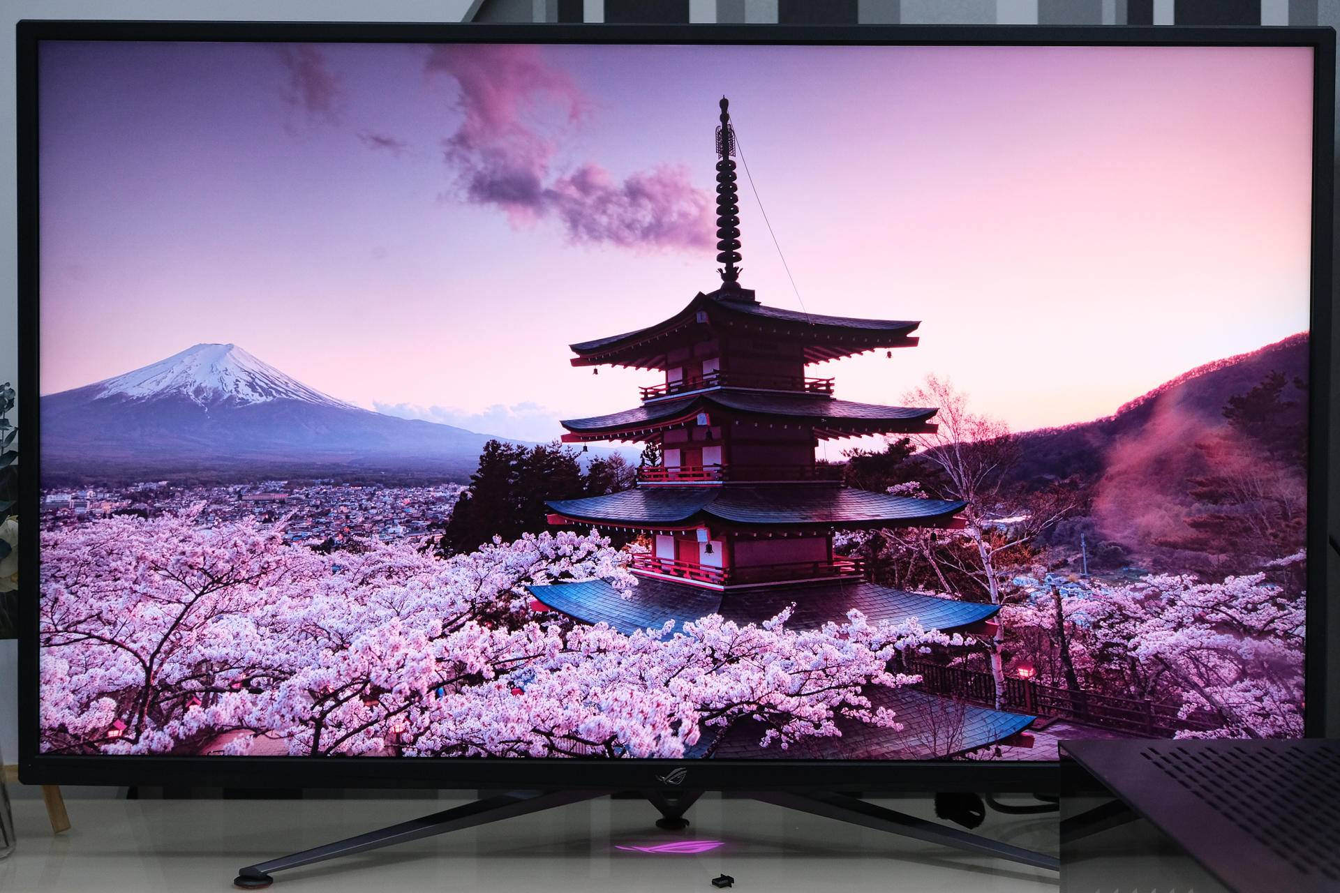 43寸梦幻巨屏华硕rogxg438q显示器