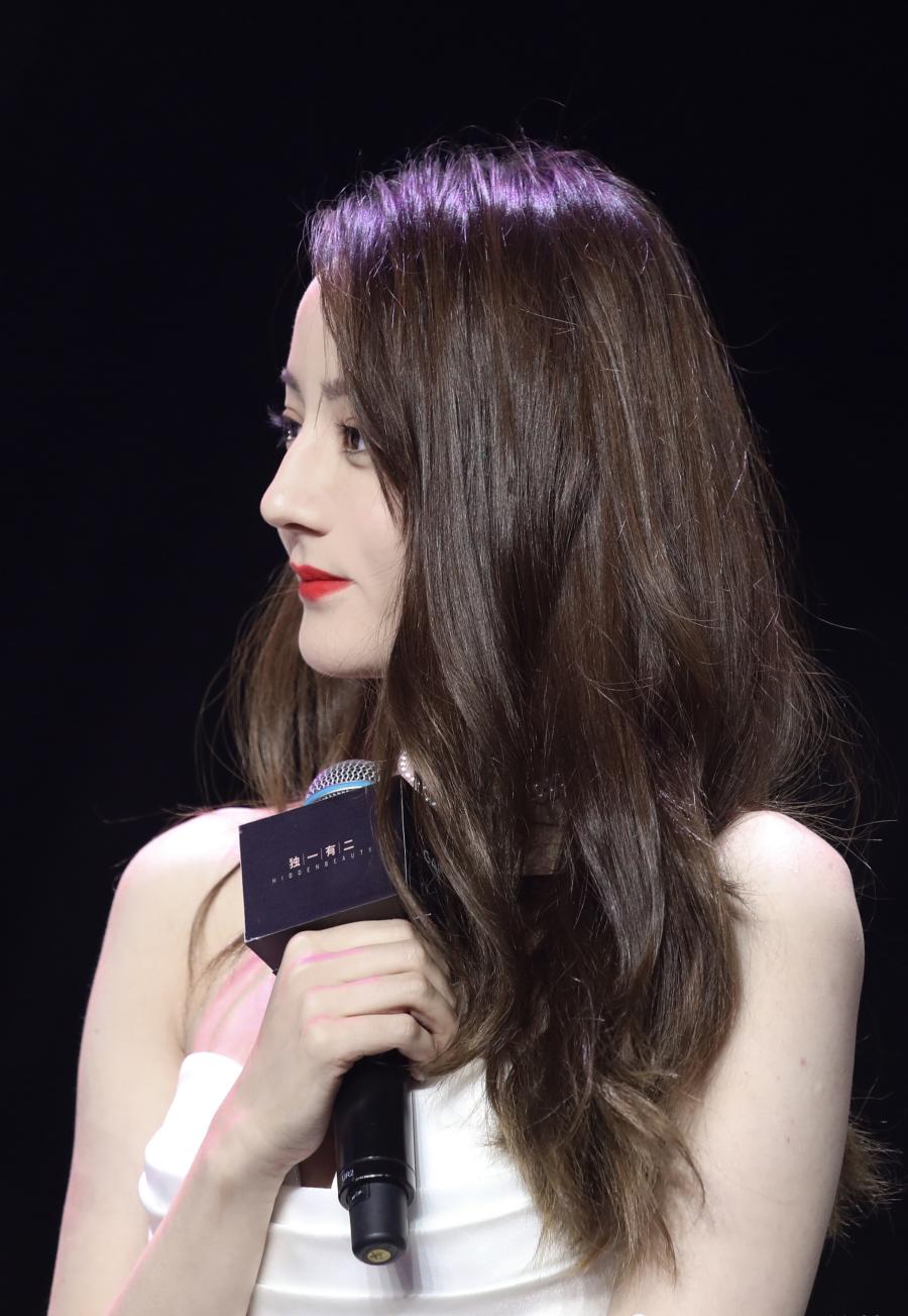 迪丽热巴始终用话筒遮住胸口唯独弯腰时拿开了结果却出乎意料了