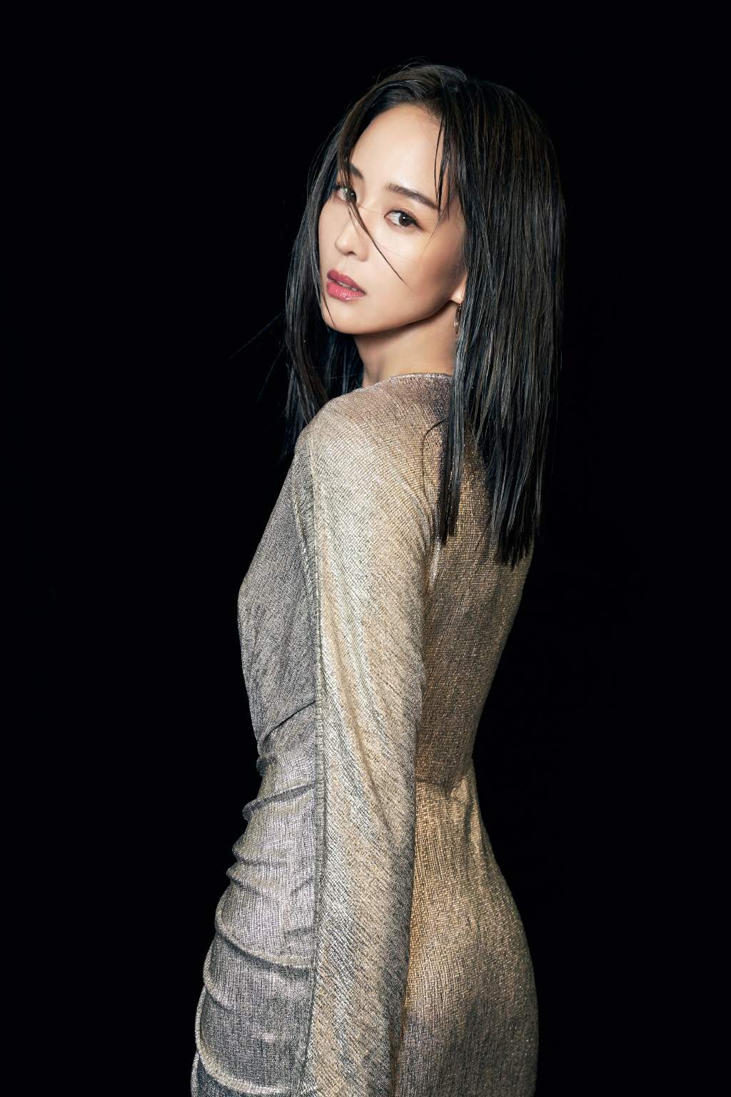 37岁张钧甯新造型惹人眼馋罕见真空短裙变超模花瓶身材太惊艳