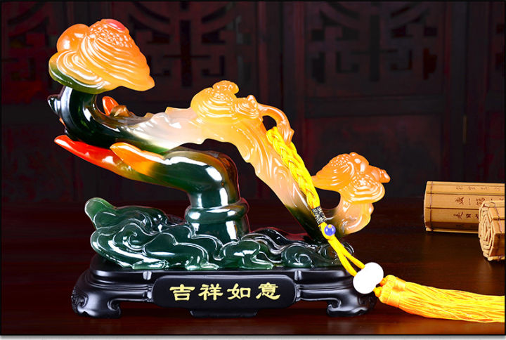 如意造型上巧妙结合莲花及莲藕形态,一端雕刻莲藕数节,中间处雕刻盛开