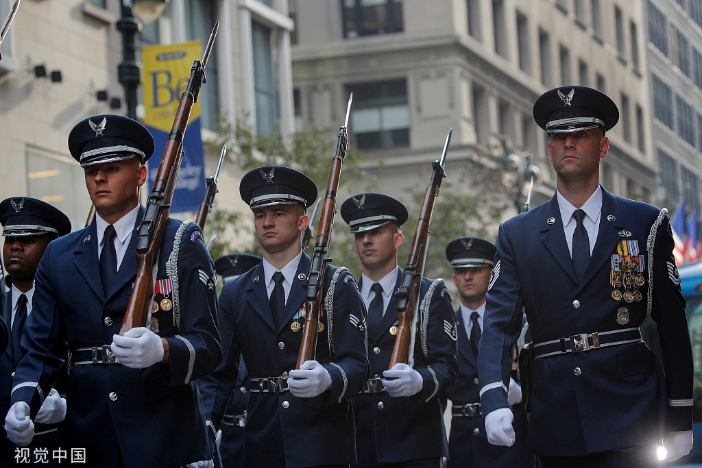 美国纽约举行退伍军人节游行萌娃着军装亮相