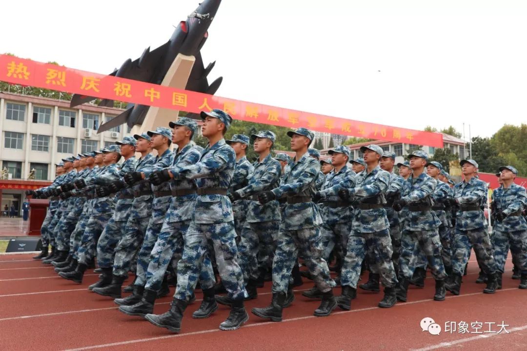 限量版军营开放日祝人民空军70岁生日快乐