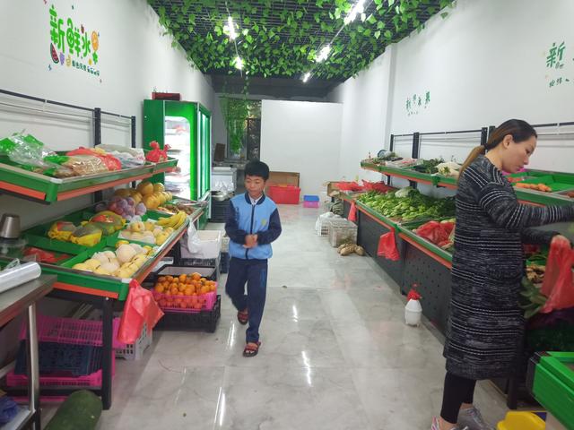 工薪阶层的创业小夫妻用前半生积蓄开了一家水果蔬菜店正一筹莫展