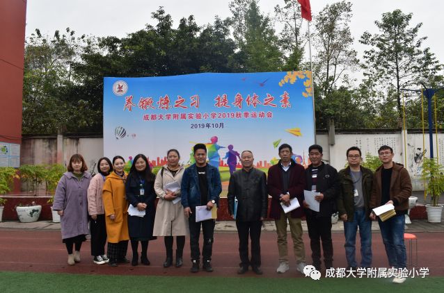 上午9点,来自远方的客人——丹巴县东谷小学谭校长一行5人迎着暖阳