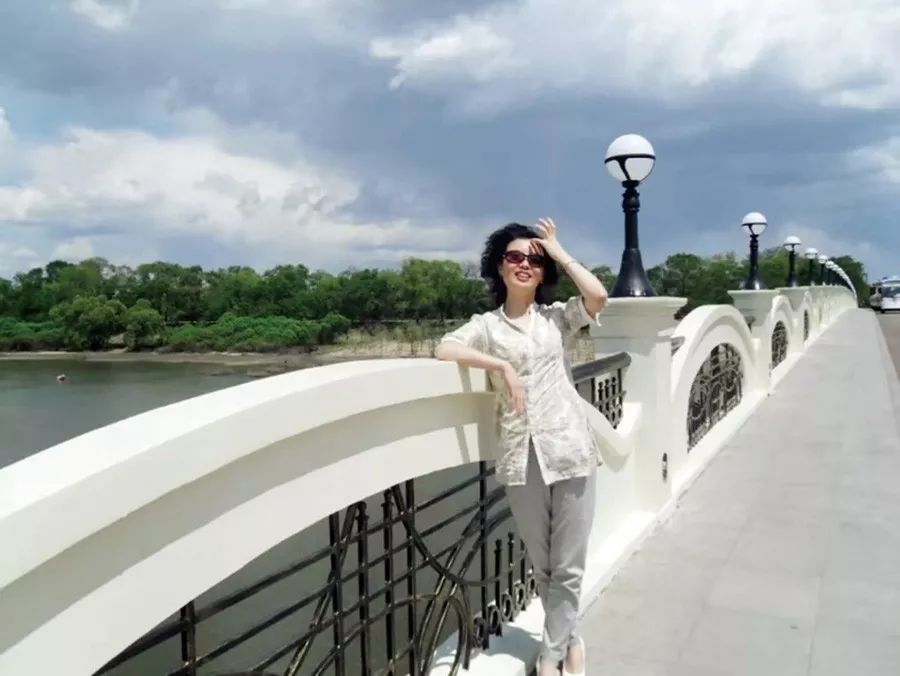 好看小说 | 安石榴:八条鱼,一只绿色的鸟(短篇小说)