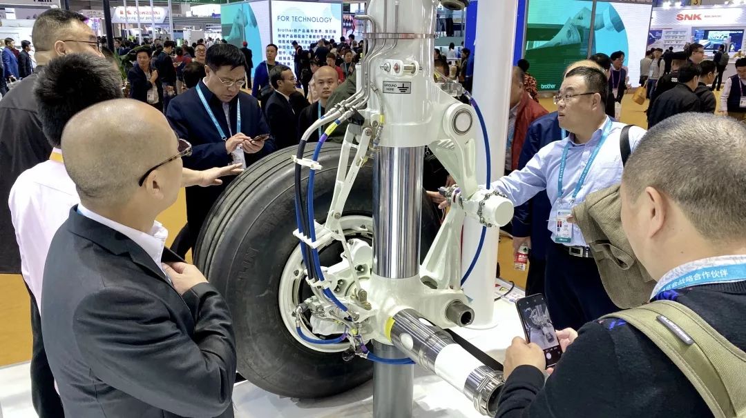 作为c919起落架设计制造的合作企业,利勃海尔特地把这个大家伙搬到了