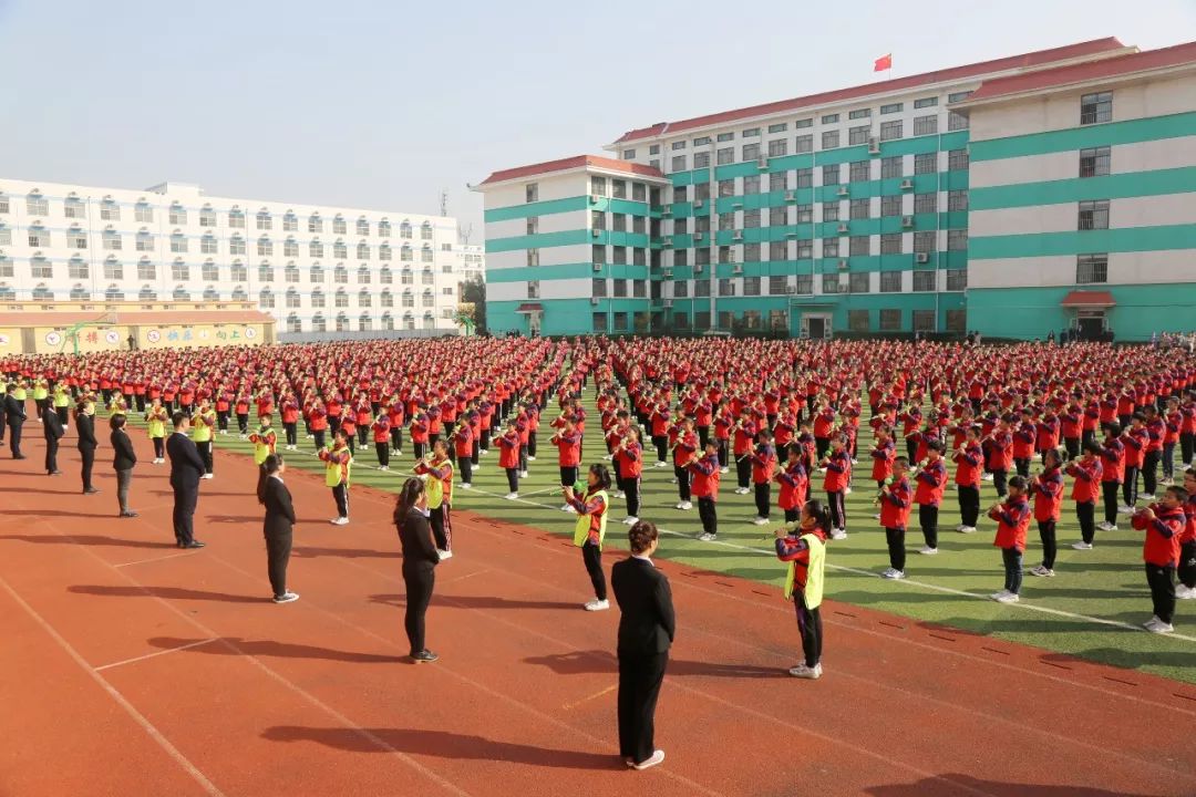 聊城市小学教育教学教研工作会议在东方双语小学举行
