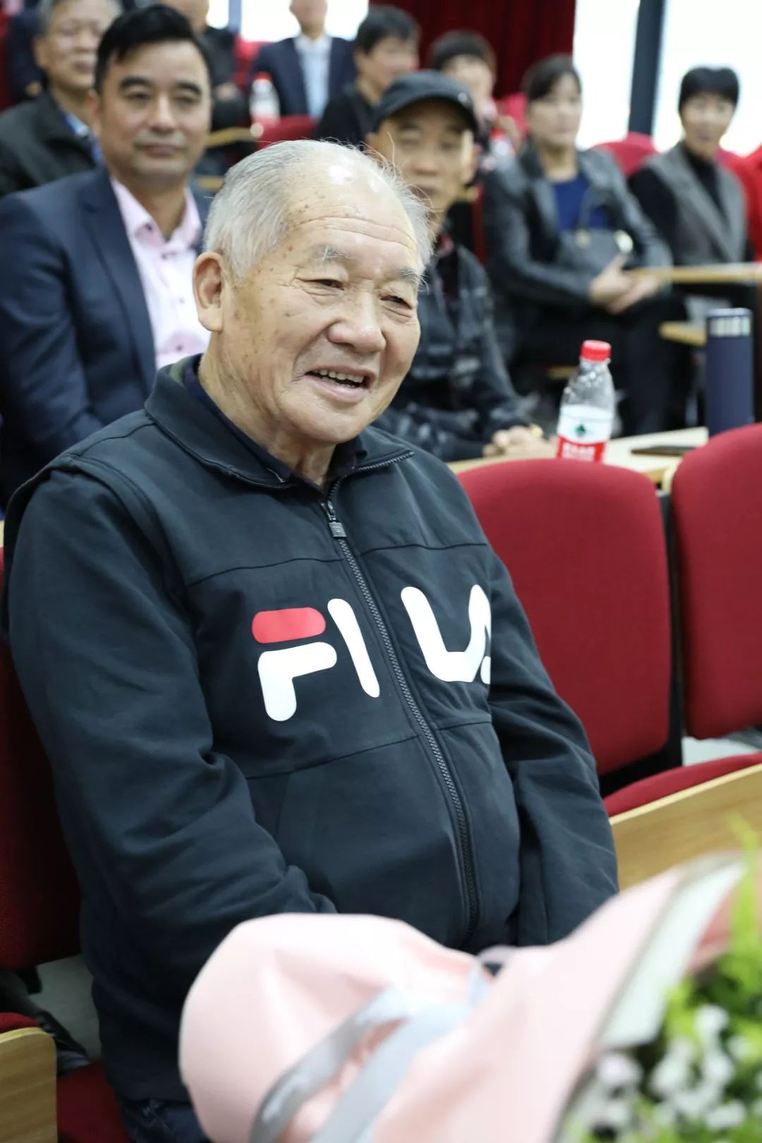 班会课由曾经的校长,曾经的班主任郭钊水老师主持.