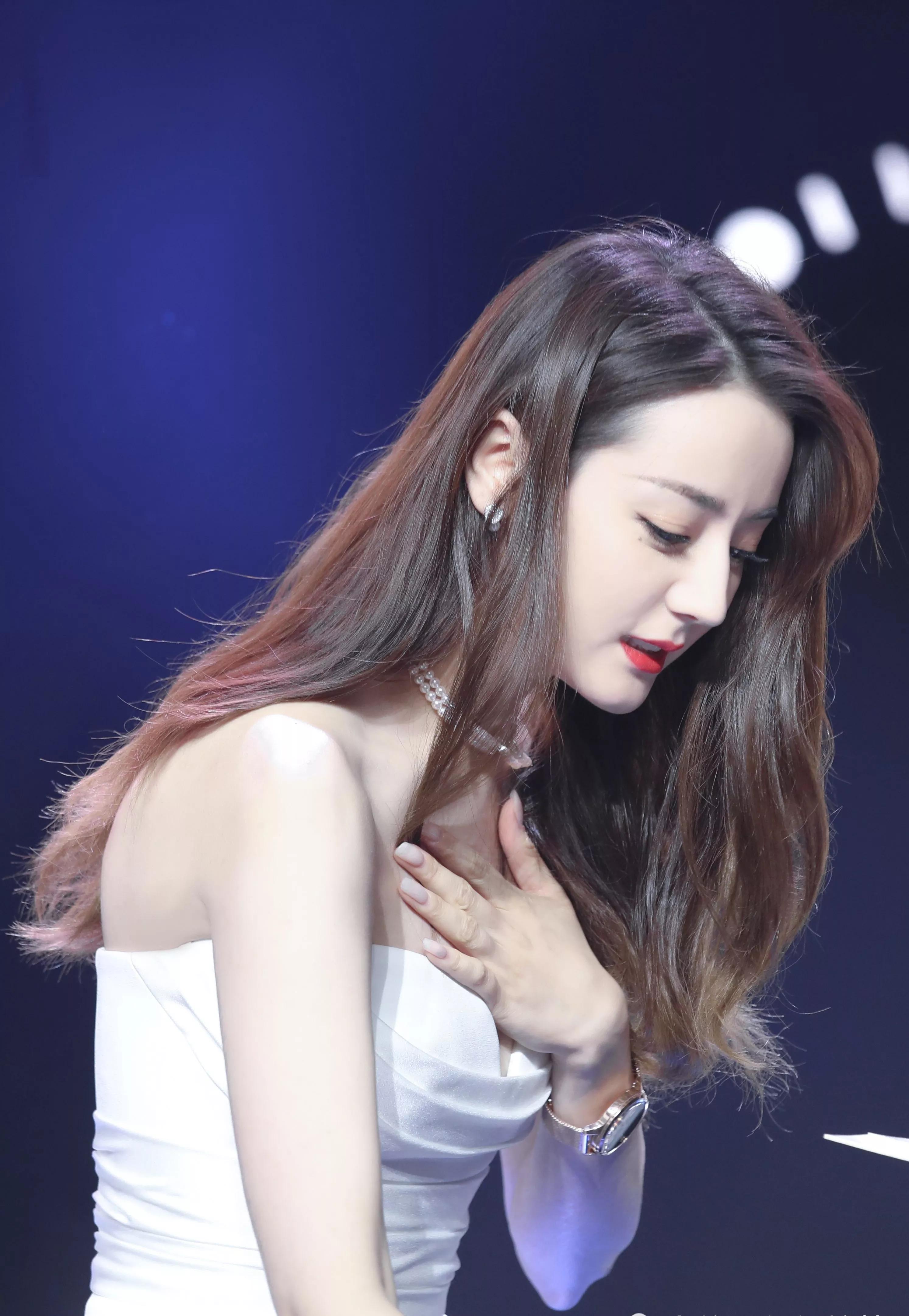 迪丽热巴始终用话筒遮住胸口唯独弯腰时拿开了结果却出乎意料了