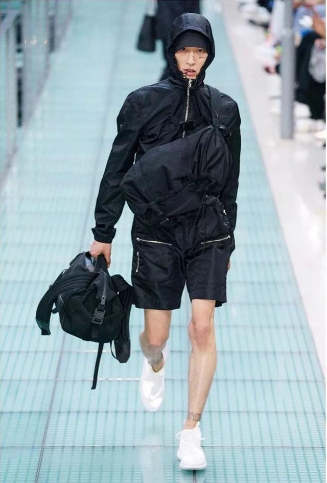 第一位被送鞋的  82 成员是粉丝们熟悉的「羊羹」杨胜浩.