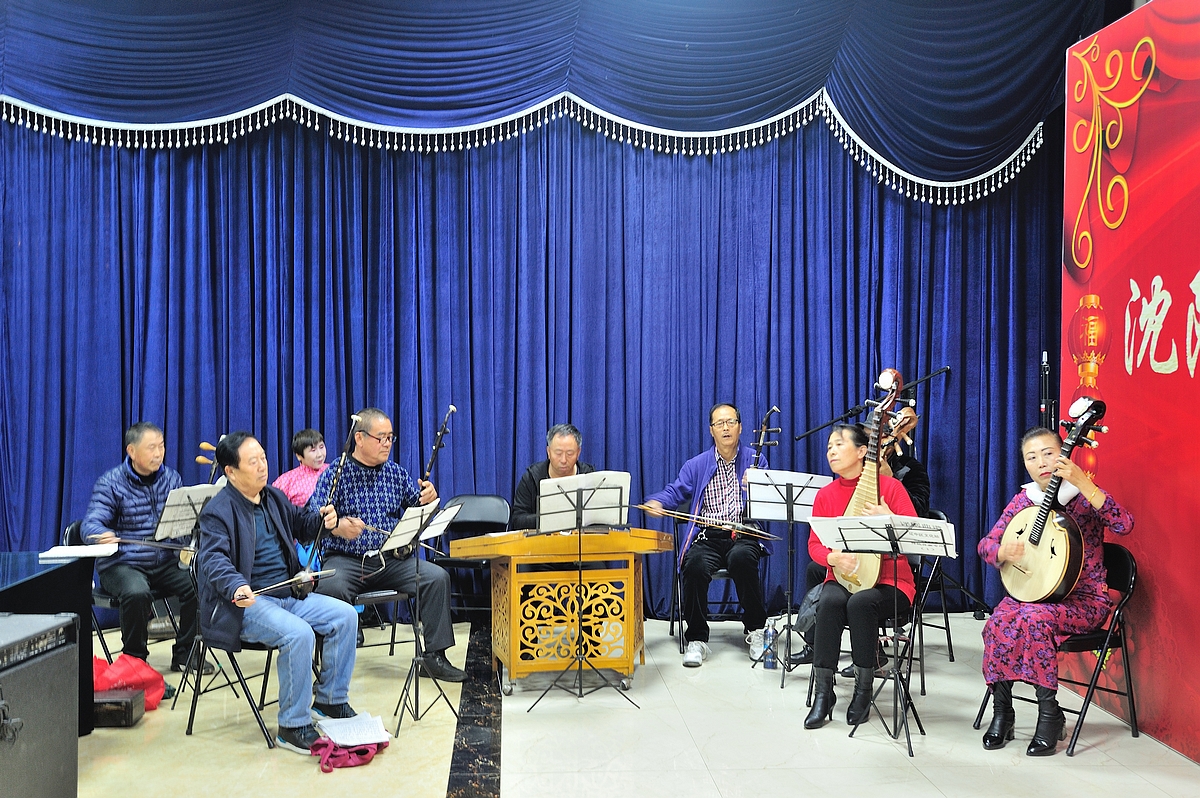 情暖沈阳冬日,辽北草根戏曲乐队慰问素愿养老中心_老人