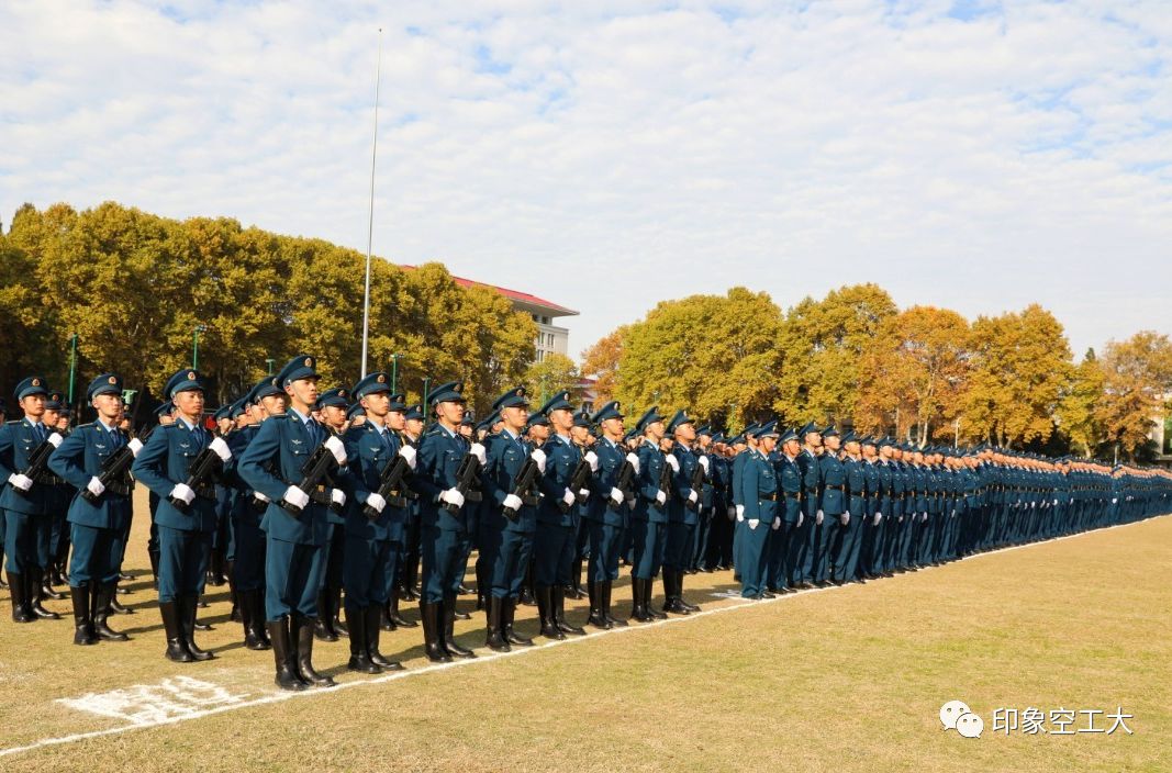 限量版军营开放日祝人民空军70岁生日快乐