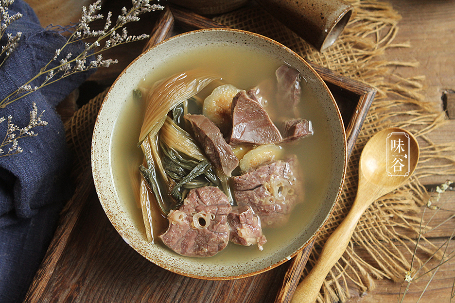 我家就常喝这道菜干猪肺汤,白菜干配以鲜美醇香的猪肺,香甜可口的