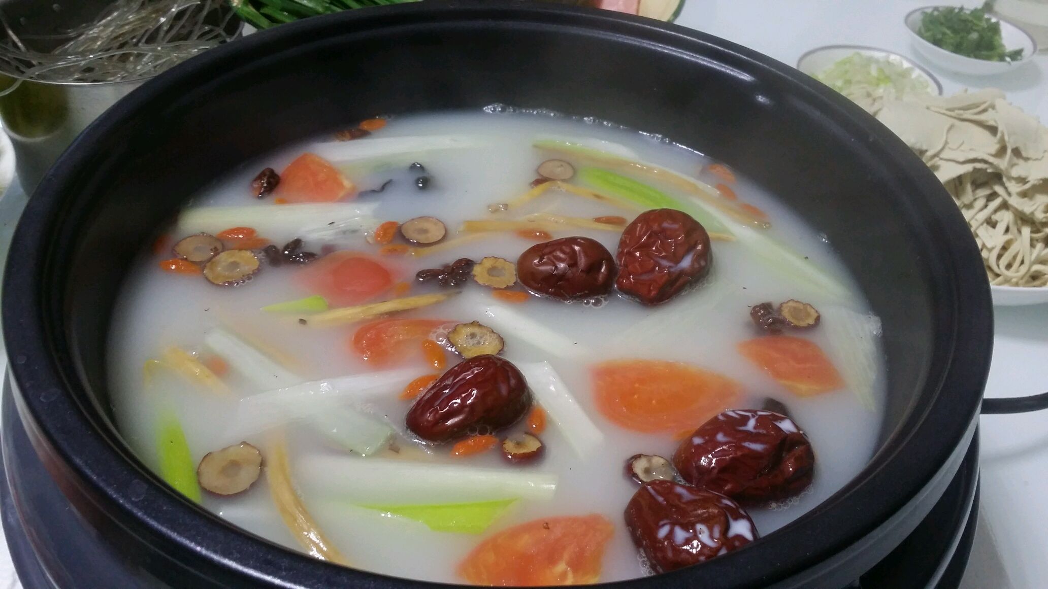 吃火锅前学会这样搭配蘸料和选食材才能吃的爽又不怕胖