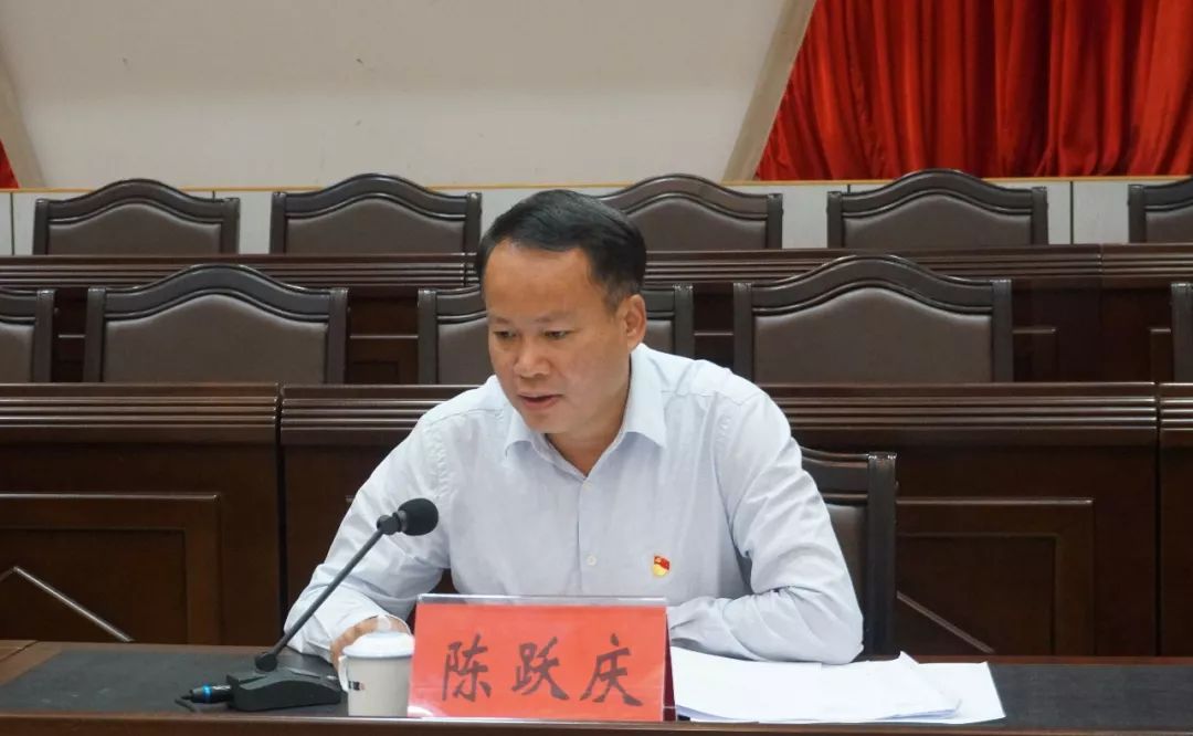 会议下半场,在县委副书记黄汉成通报我县扶贫以及全域农村人居环境