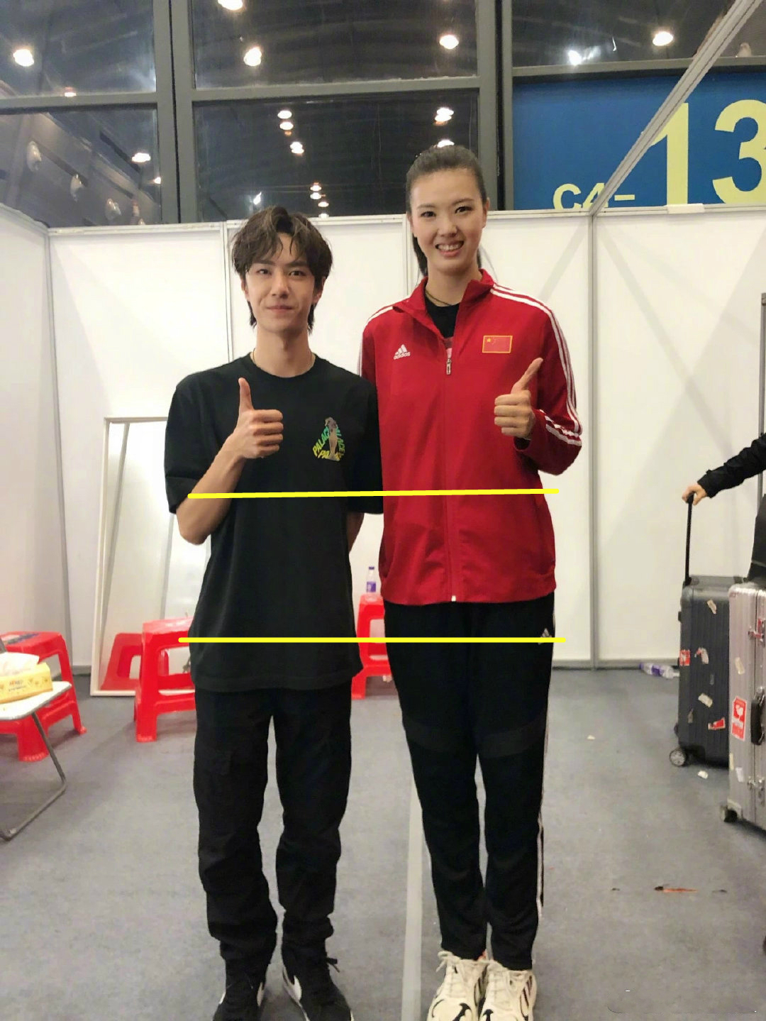 王一博与女排张常宁合影,一米八的椰啵显得好娇小_身高