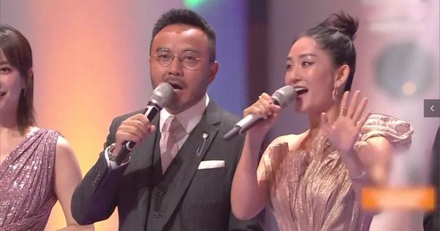 32分钟,赵薇出场后,谢娜难得的和汪涵的配合起了一回合.