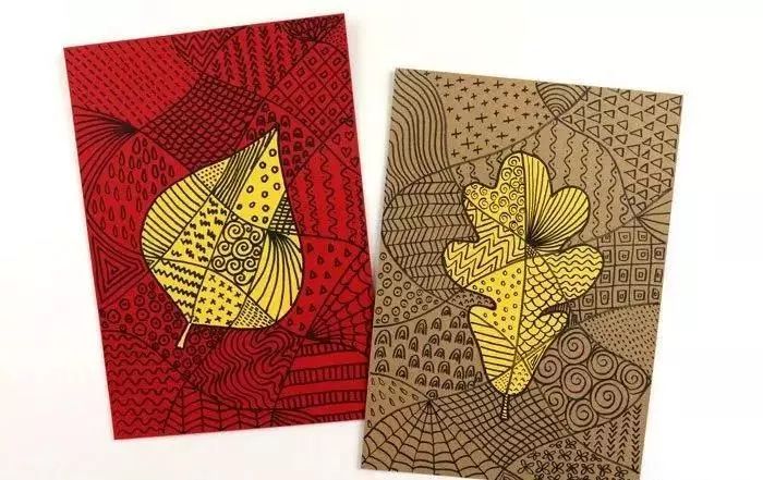 随意分割成若干块面,在纸上画出树叶的形状准备好画笔和彩色卡纸即使