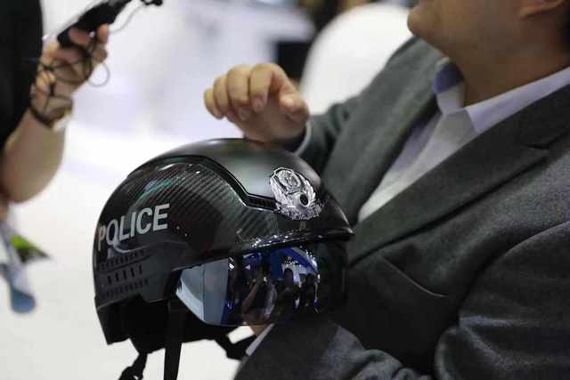 ai智能头盔亮相高交会5米外秒级响应识别黑白名单人员