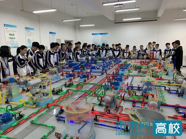 西安市鄠邑区第一中学100余名师生代表到西安石油大学参观(图1)