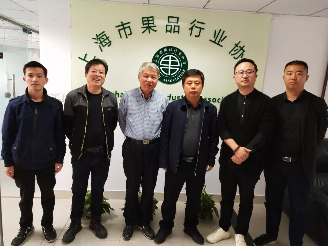 杨东说,公司按照延安市委,市政府安排,近期主要任务是帮助果农销售