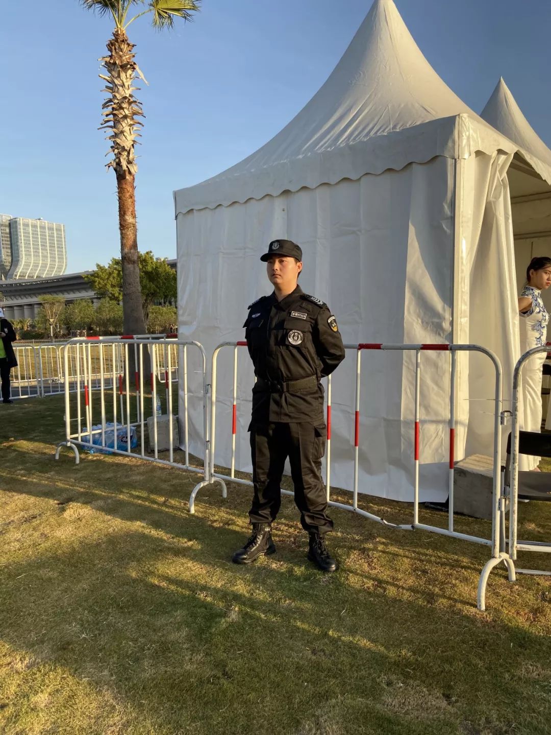 尽管执勤时间长,任务重,保安公司安保员以专业,尽职的态度坚守在各自