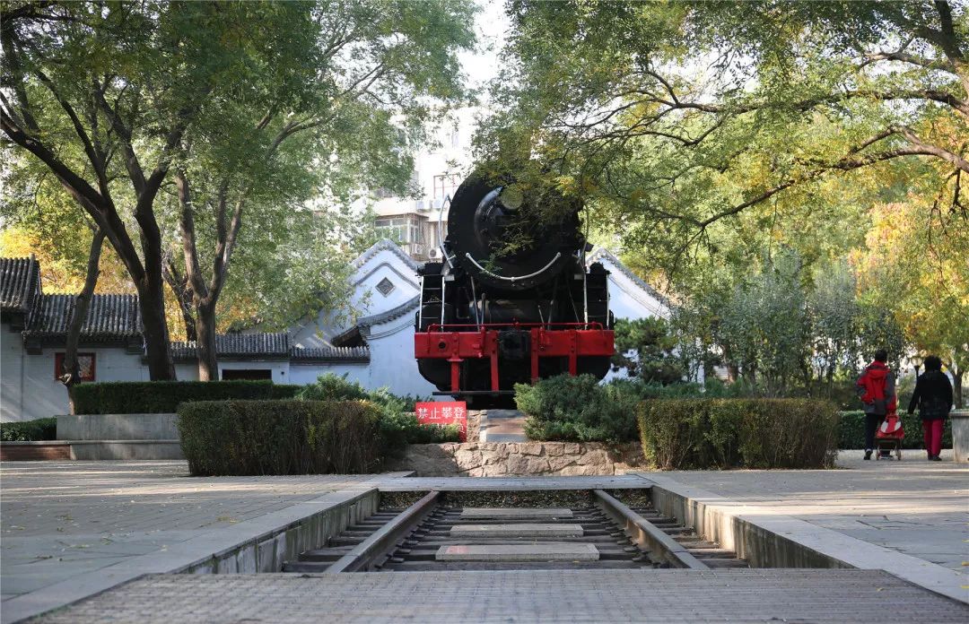 昆玉河边有处绝美秘境,古塔,银杏,火车头.