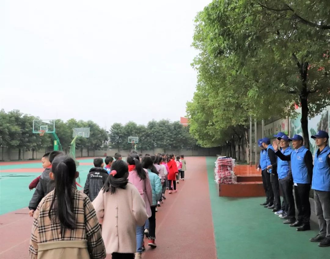 万州环线一分部项目党支部开展帮扶贫困学子志愿活动_新田镇