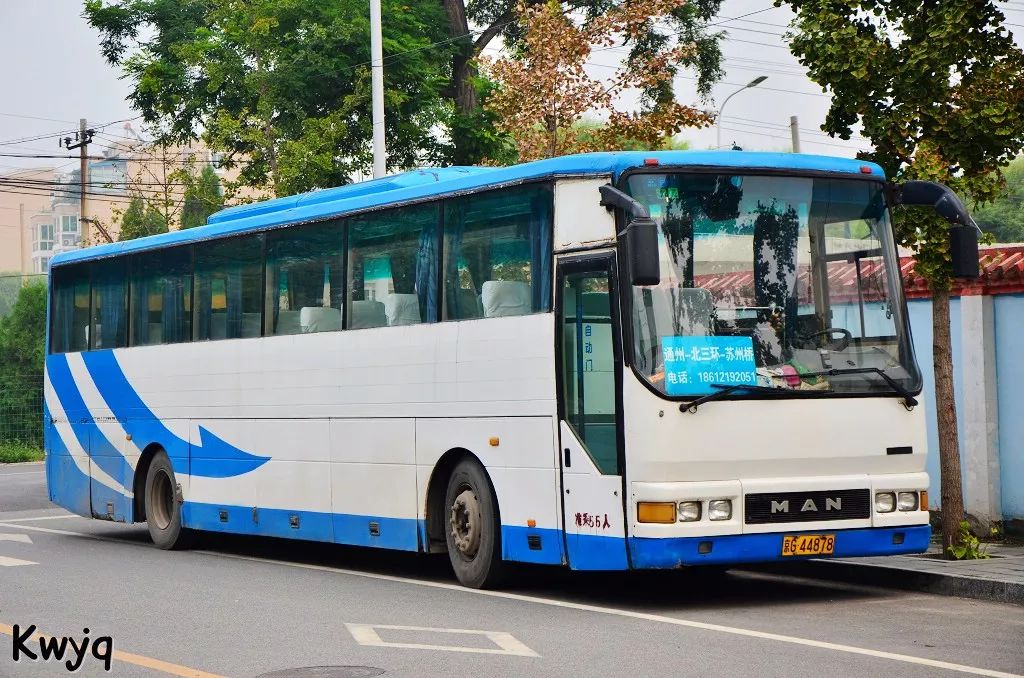 再借用北京巴士的一张照片xmq6121s是金龙2000年的产品,这款车的车身