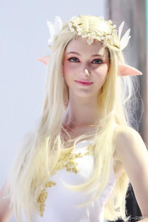 这个游戏广告竟然是真人拍摄的,因长太美被怀疑是假人,这一定就是精灵