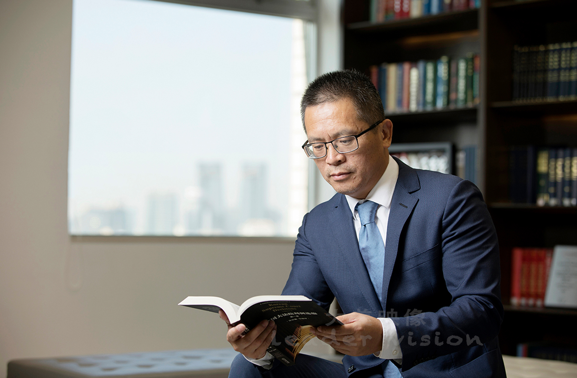 尤其代表自己的那张肖像照,塑造卓越职场形象成为当下企业家职场人的