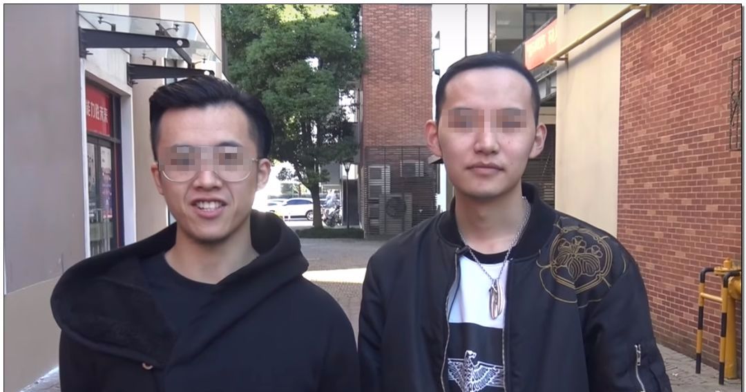 就是这个人,网名叫柯李思chris,在17年开了一个节目,叫什么搭讪大师.