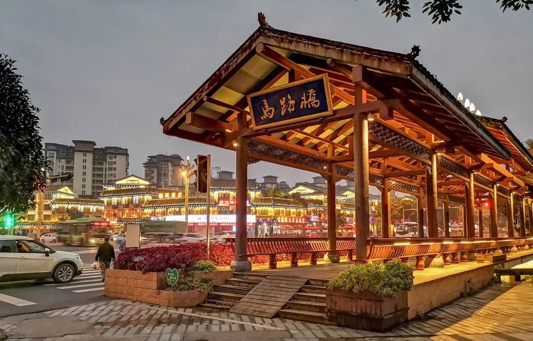 重装出发夜幕下的马路桥续写峨眉好吃街20时代