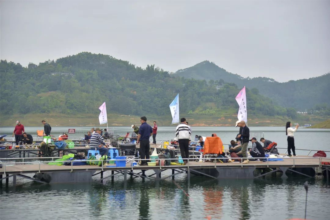 贵州万峰湖钓鱼图片