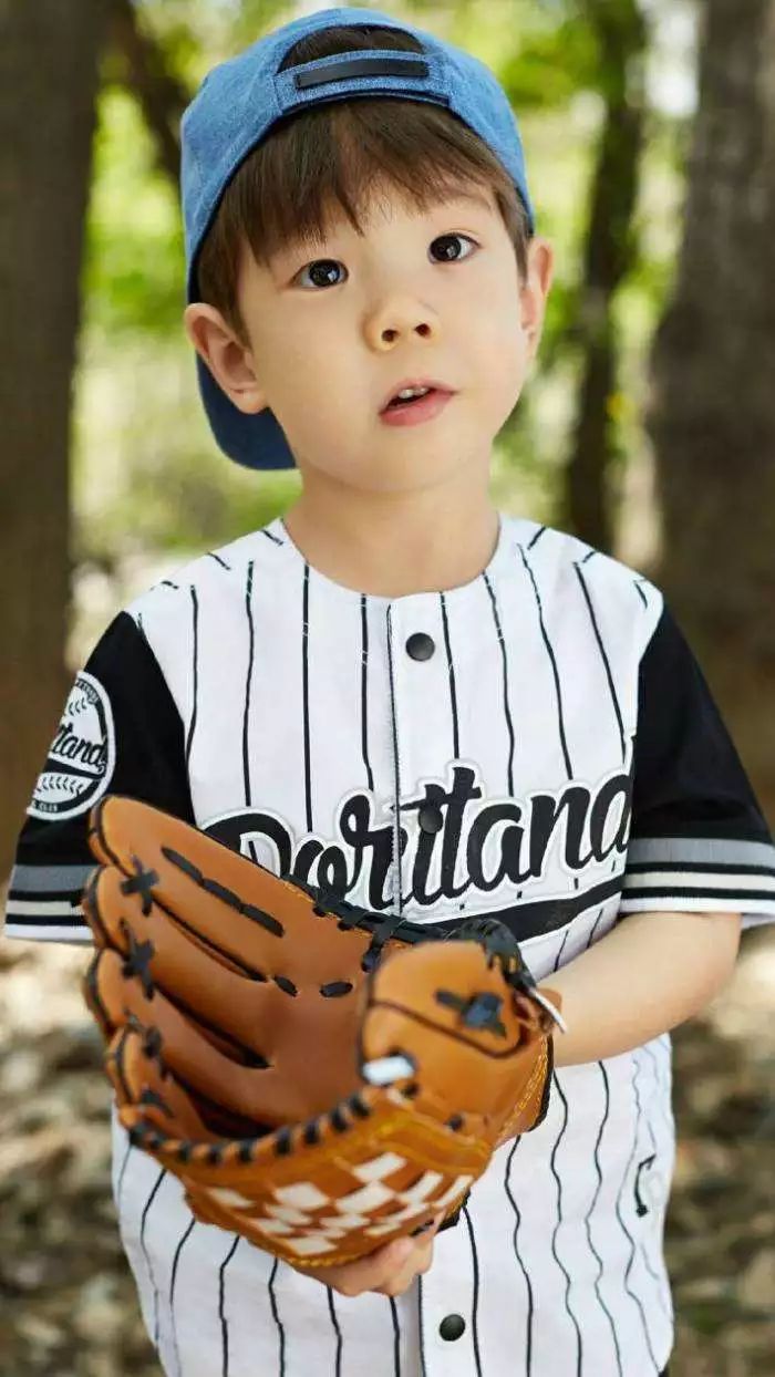 作为小男生,运动是必修课,这是嗯哼稍稍长大后的模样,褪去些许婴儿肥