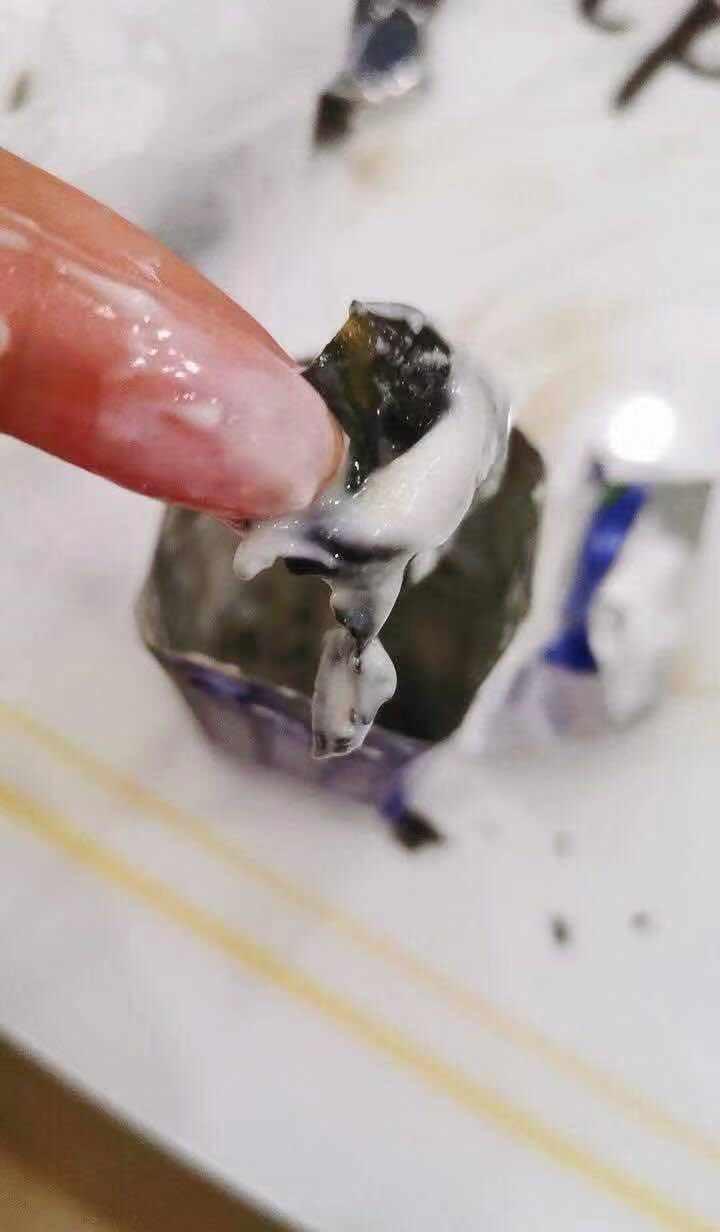 大连一消费者买蒙牛纯甄酸奶喝出不明异物 称:黑乎乎像胶皮
