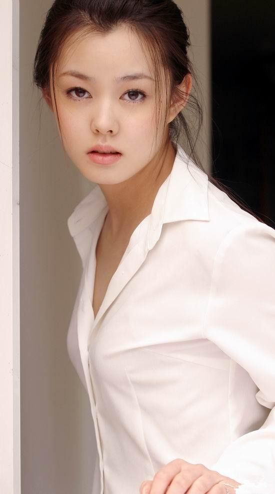 刘一含出道15年却不温不火虽撞脸车晓但身材气质更胜一筹