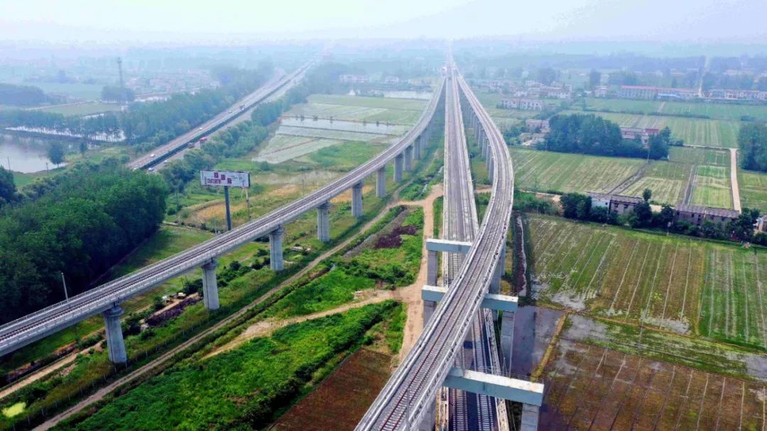 徐盐铁路横贯苏北沿海和腹地,线路起自徐州东站,终至新长铁路盐城站
