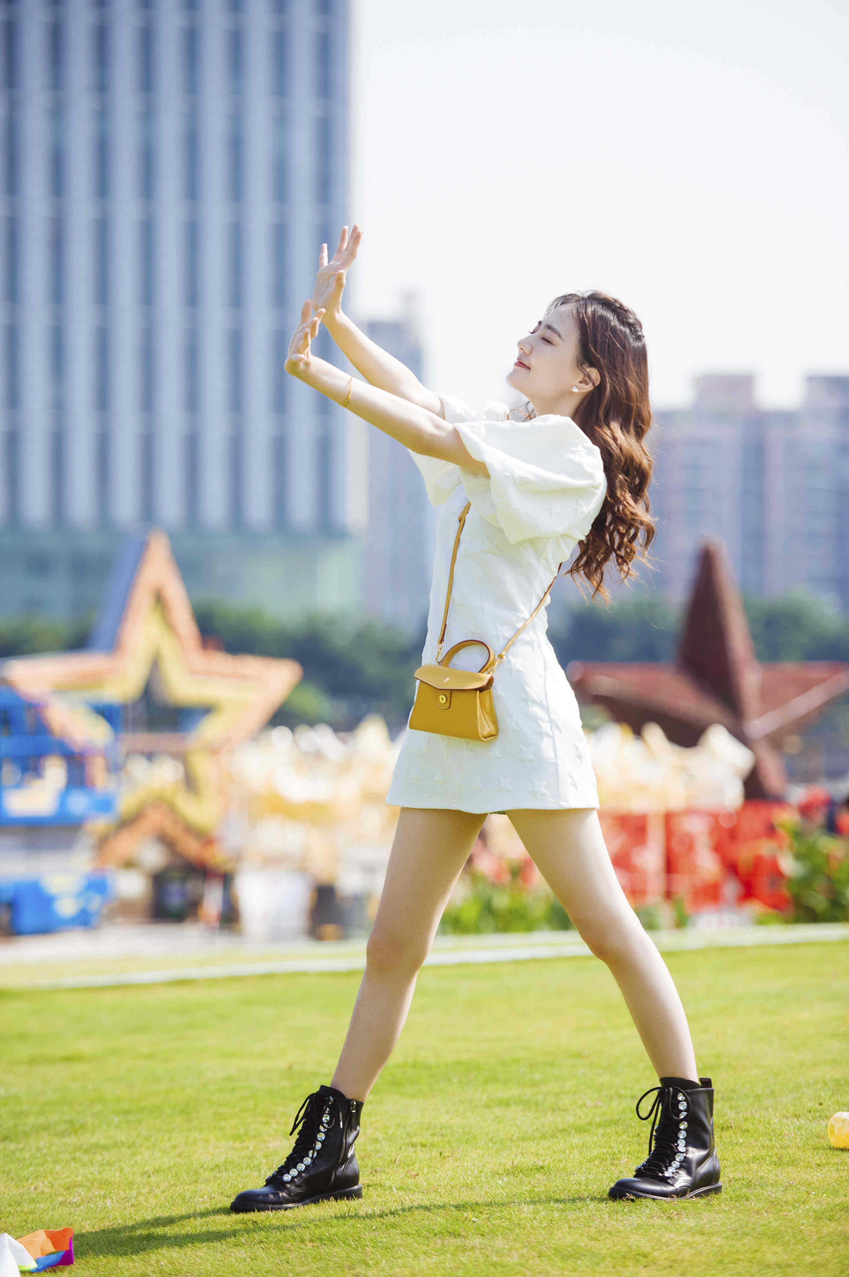 《女儿2》徐璐连衣短裙配单肩包青春无敌 与张铭恩游乐场举高高超有爱