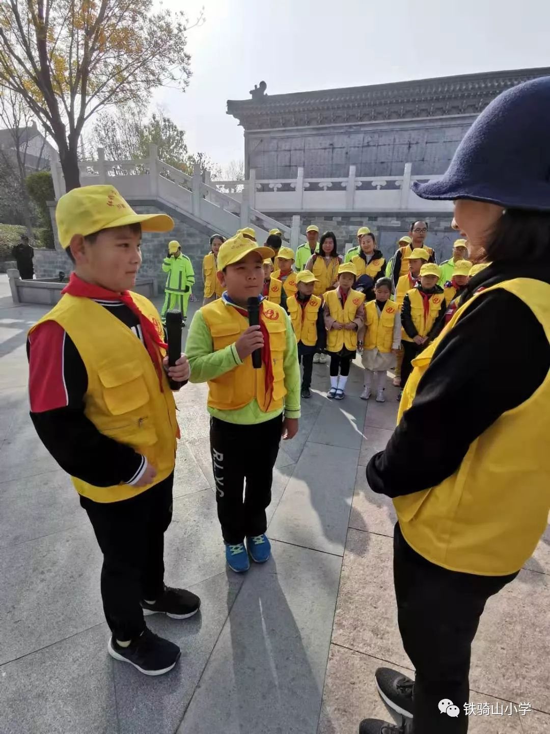 城阳区惜福镇街道铁骑山小学的红领巾小志愿者们,在大队辅导员何老师