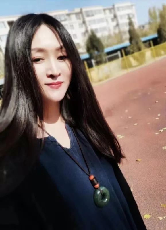 唐月,内蒙古作家协会会员,诗作见《诗刊》《山花》