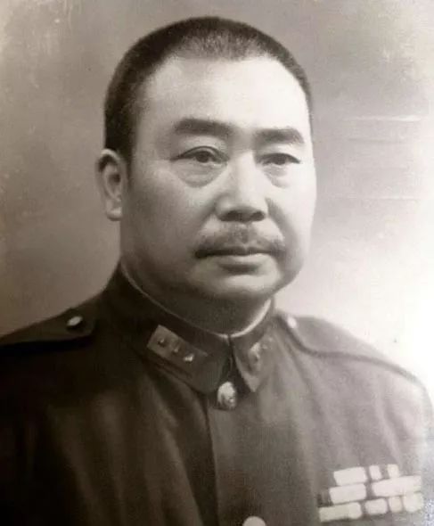 历任 护国军 营长,川军连长,营长,团长,师长 ,军长,集团军总司令.