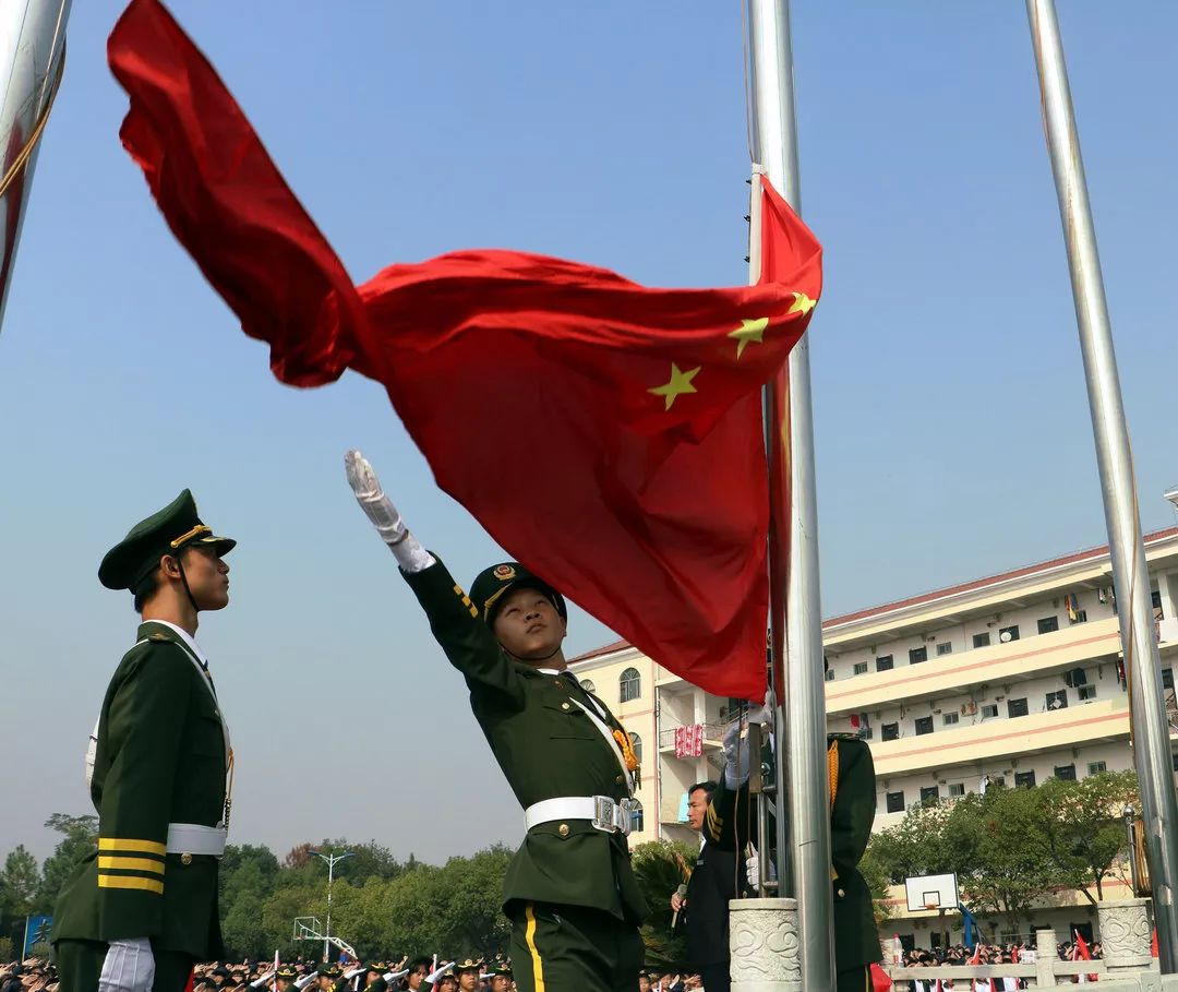 步伐整齐高擎着鲜艳的五星红旗迈起正步 向祖国致敬……他们手捧国旗