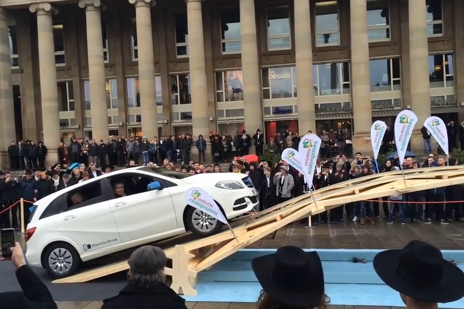 来自达芬奇的设计,10分钟可建成的自承式桥,真有一辆车开过去了