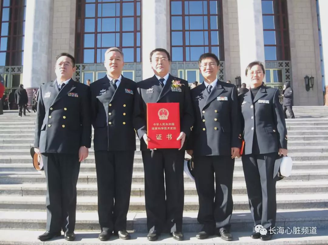 王军教授(左一),陆方林教授(左二),徐志云教授(中),韩林教授(右二),刘