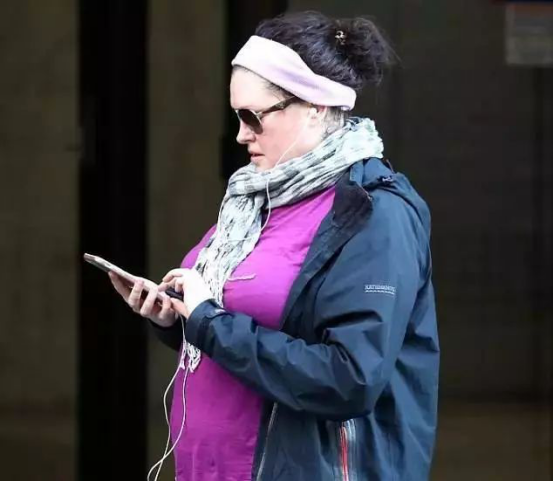 没错,照片中那个近似路人的大妈就是曾经的一代名模——kate fischer