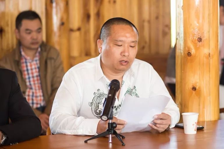 随后,台州科技职业学院副院长徐森富和黄岩区副区长车献晨共同为台州