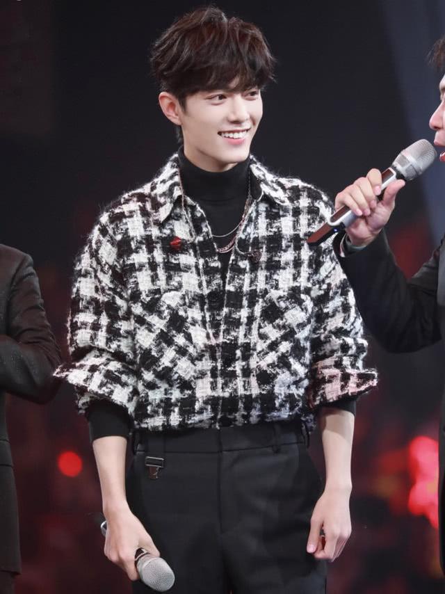 原创双十一嗨爆夜,肖战身穿黑白格子装,引领男女皆宜的时尚新潮流