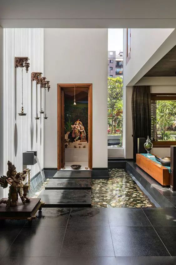 有钱人的骚操作客厅抬高10公分装鱼池意境十足